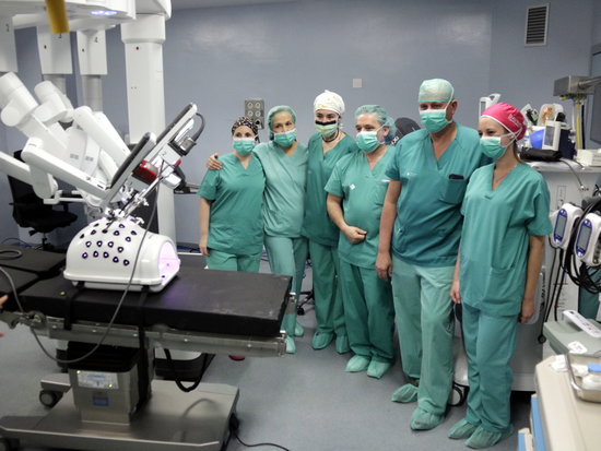 The surgical team at the Arnau de Vilanova hospital in Lleida poses next to the Da Vinci medical robot (by Anna Berga)